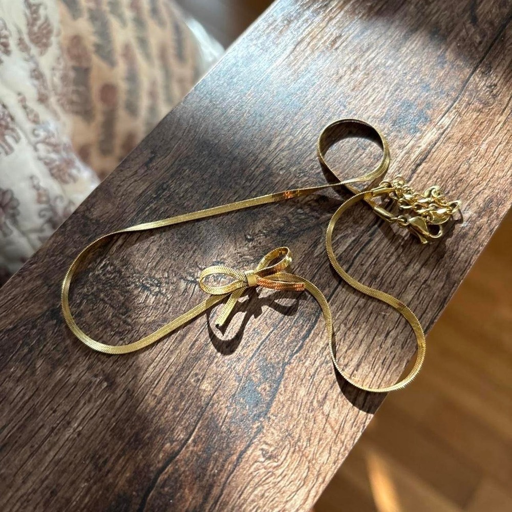 Bow necklace